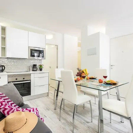 C104b Brand New Elegant Pool! Apartment